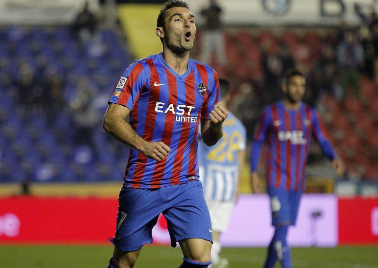 GRA320. VALENCIA, 13/01/2015.- El delantero del Levante, David Barral, celebra el segundo gol del equipo levantinista, durante el encuentro correspondiente a la vuelta de los octavos de final de la Copa del Rey, que disputan esta noche frente al Málaga en el estadio Ciutat de València. EFE/Manuel Bruque.