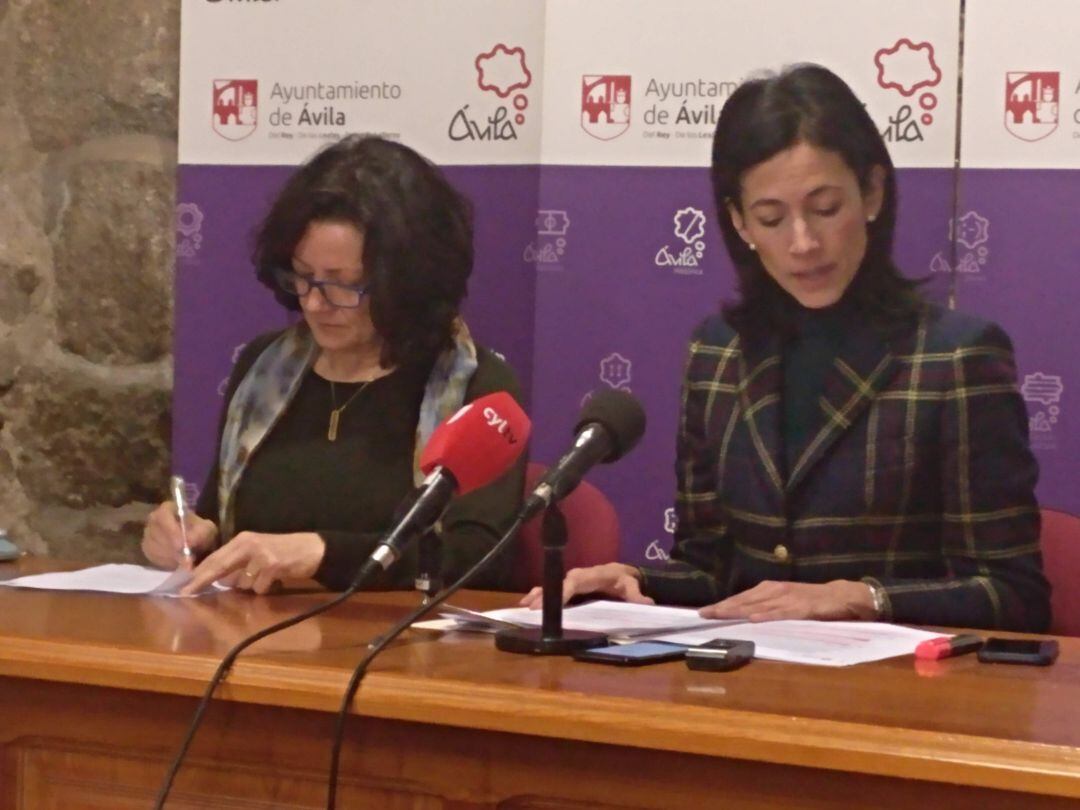 La teniente alcalde de Desarrollo Económico, Belén Carrasco, y la portavoz del PP, Patricia Rodríguez, tras la Junta de Gobierno Local