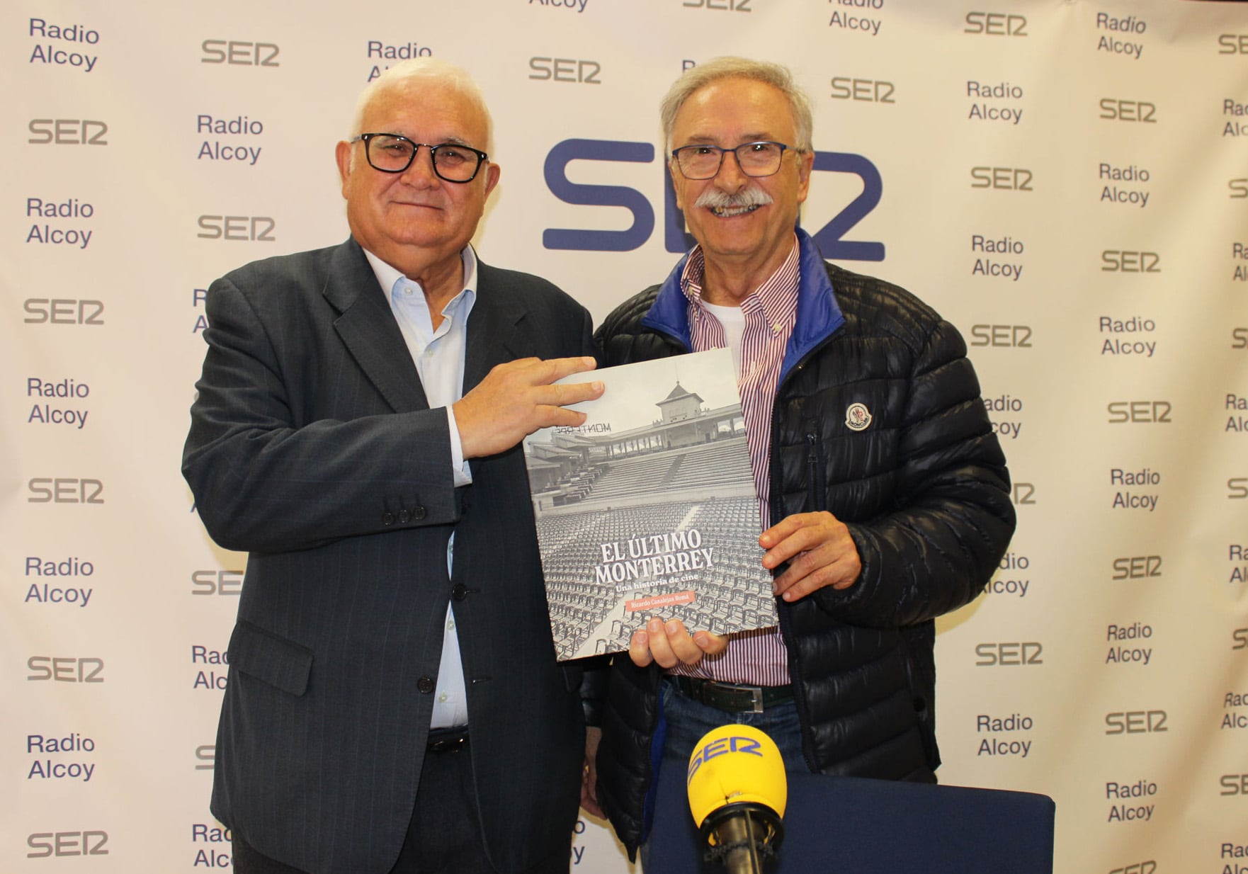 Ricardo Canalejas entrega un ejemplar del libro al director de Radio Alcoy Juan Jordá