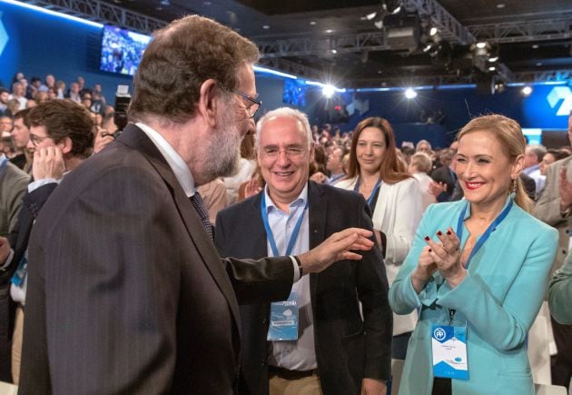 Mariano Rajoy saluda a Cristina Cifuentes, en la clausura de la Convención Nacional del PP de Sevilla.