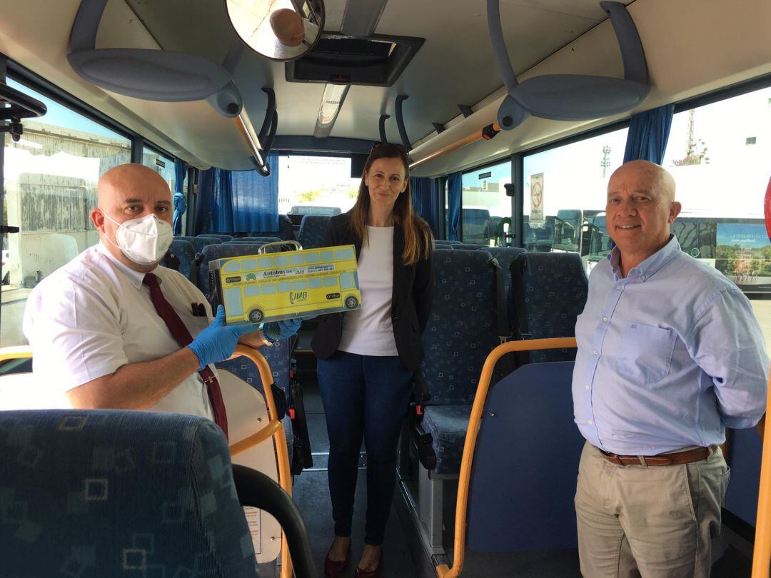 Los consejeros de Transporte y de Movilidad del Cabildo de Lanzarote, Nerea Santana y Pancho Hernández, en una de las guaguas interurbanas.