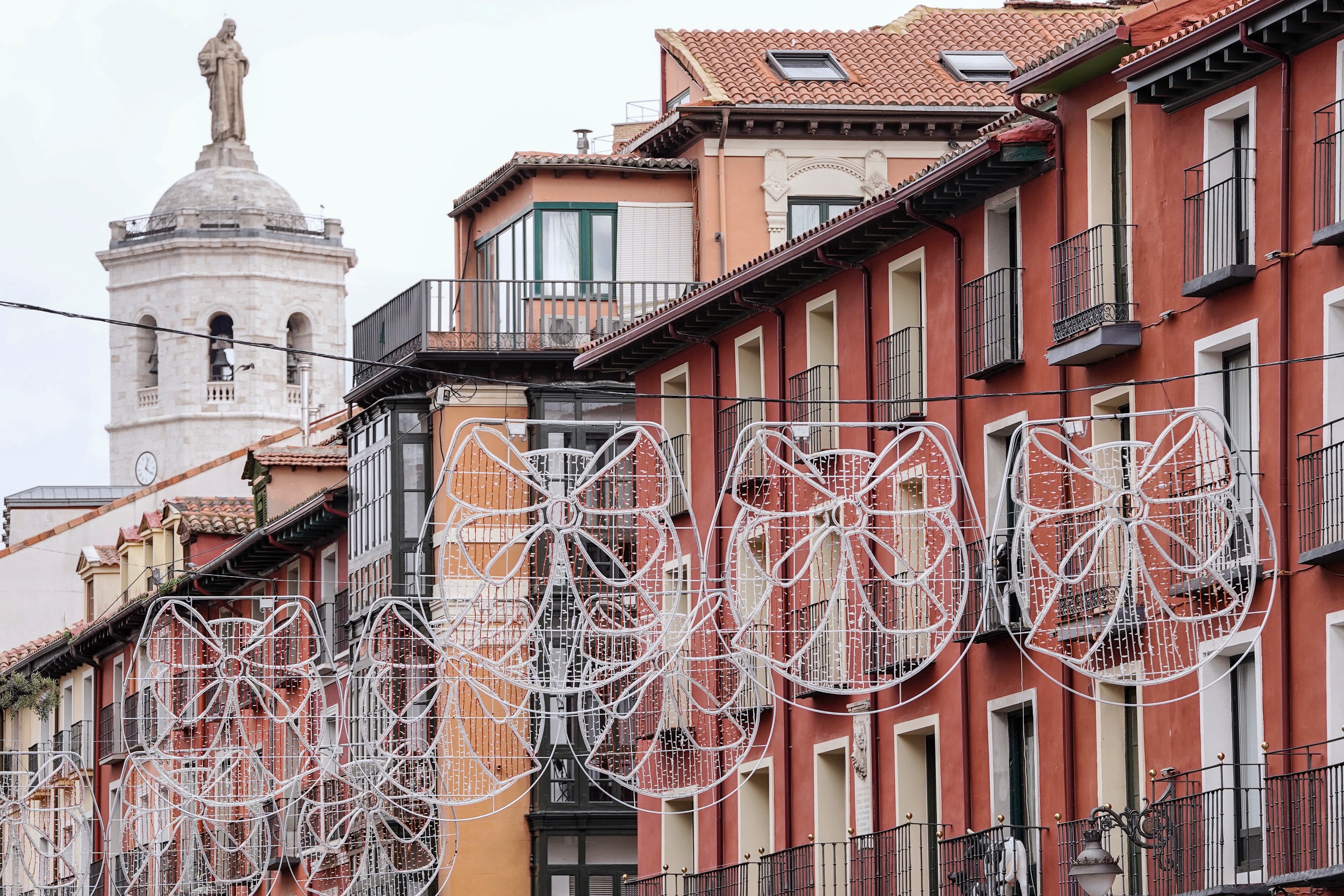 VALLADOLID, 10/11/2025.- El alcalde Valladolid, Jesús Julio Carnero, ha restado gravedad a que desde el miércoles pasado, cuatro arcos de luces navideñas se hayan desplomado sobre distintas calles de la ciudad, mientras que desde el grupo municipal del PSOE han pedido que se revisen todos los anclajes de esa iluminación, que no se encenderá hasta el día 27. EFE/Nacho Gallego