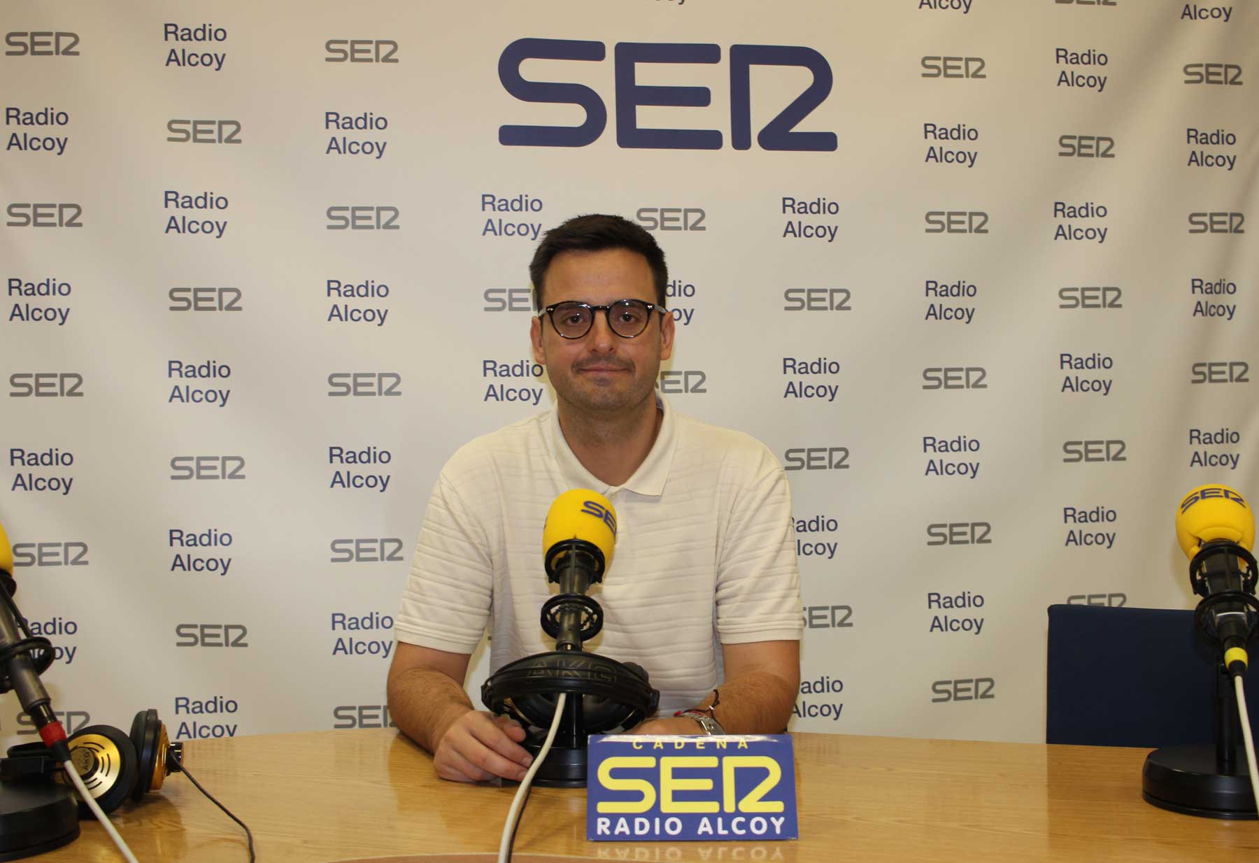 Rubén Muñoz, en l'estudi central de Radio Alcoy