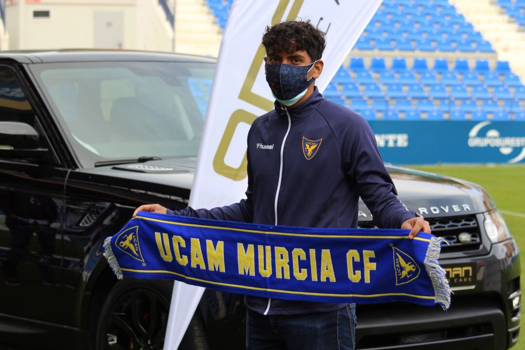 Johan posando con la bufanda del UCAM en La Condomina