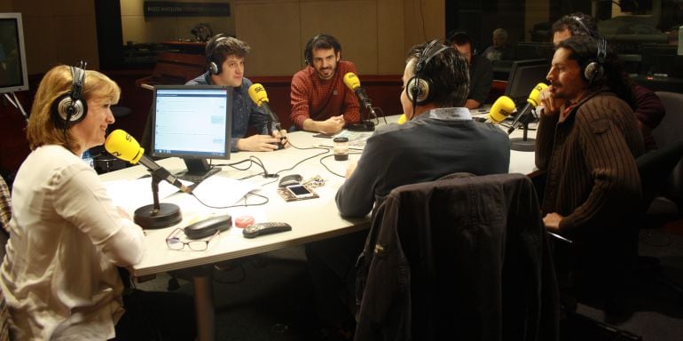 El grupo musical, &#039;Els amics de les arts&#039;, junto a Gemma Nierga y Ramón Gener.