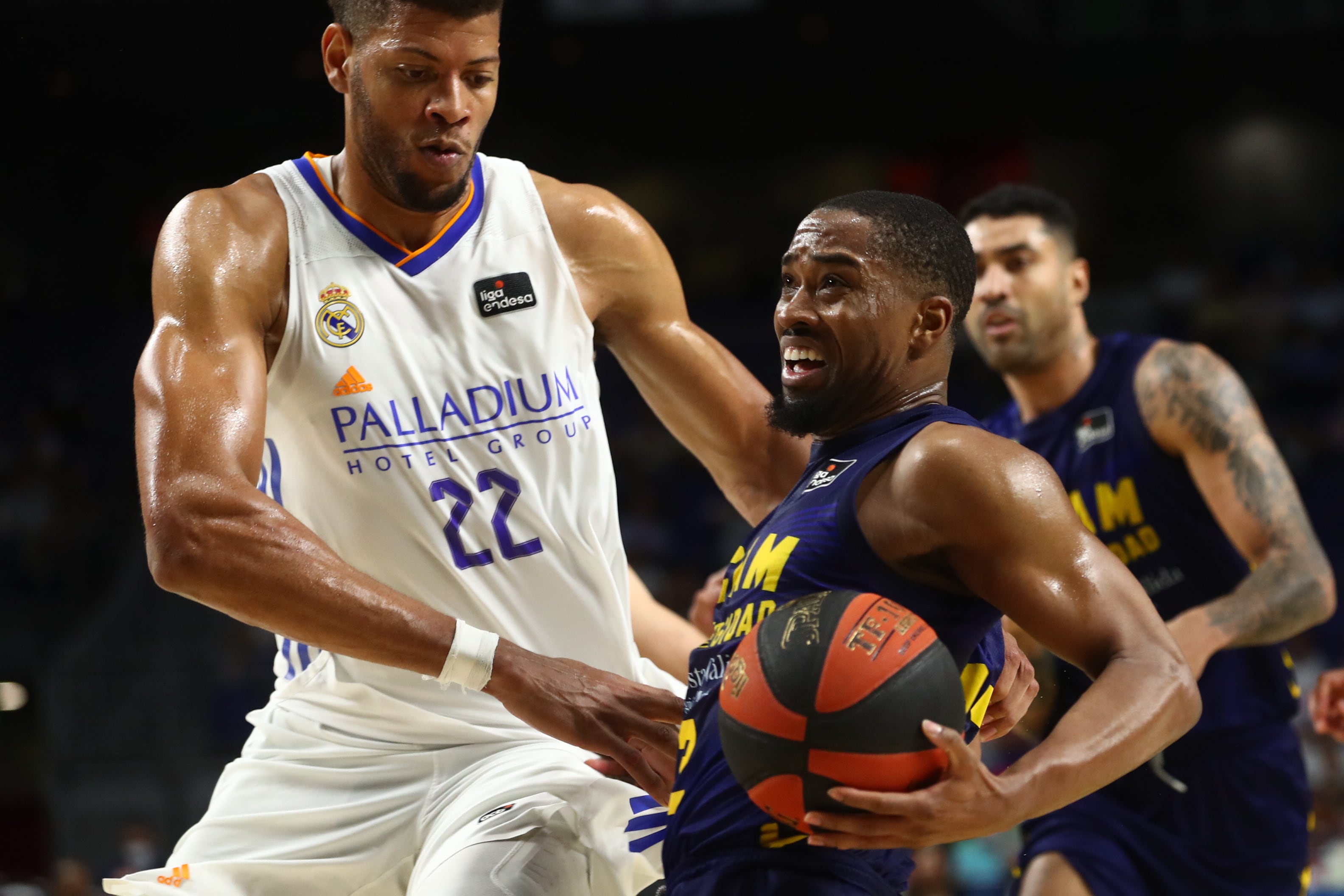 MADRID, 11/05/2022.- El base de Ucam Murcia Isaiah Taylor (d) lucha con Edy Tavares, del Real Madrid, durante el partido de la jornada 32 de Liga Endesa entre el Real Madrid y el UCAM Murcia, en el Wizink Center en Madrid. EFE/Miguel Osés