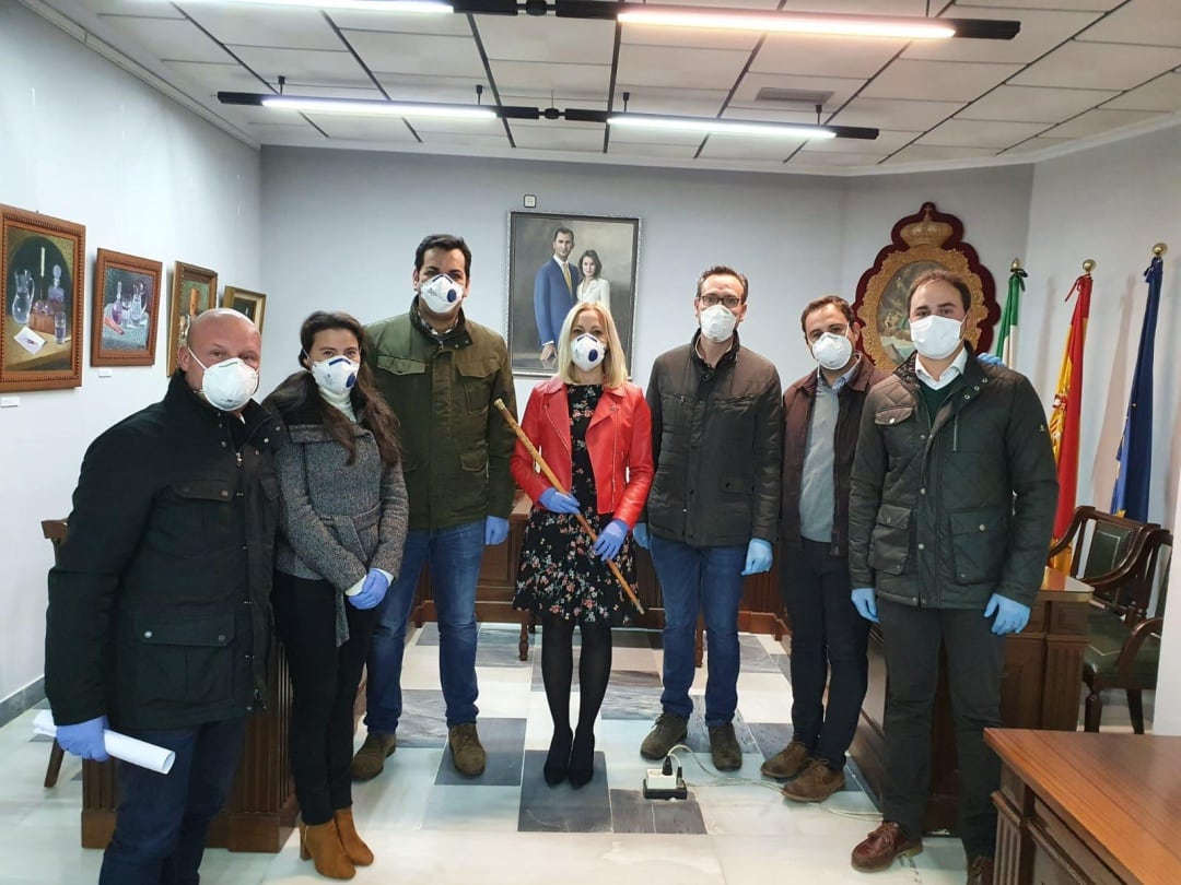 Maria Dolores Sánchez, posa junto a sus compañeros de equipo municipal de gobierno, tras recibir el bastón de mando de Juan Diego Requena. Todos protegidos.