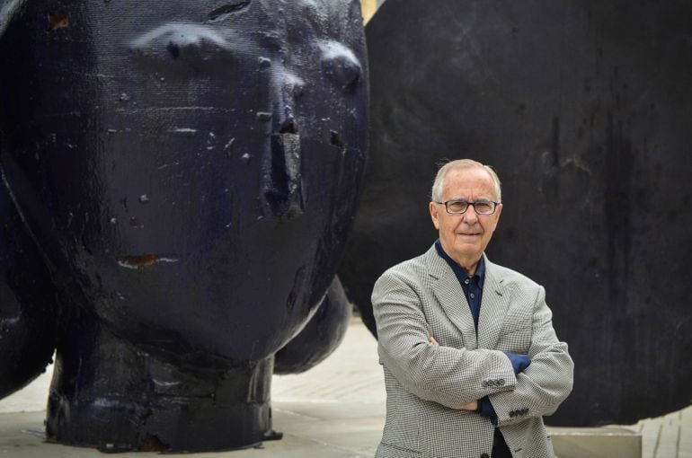 Manolo Valdés, posa frente a su obra &quot; Los Aretes&quot; en la emblemática plaza Vêndome de París