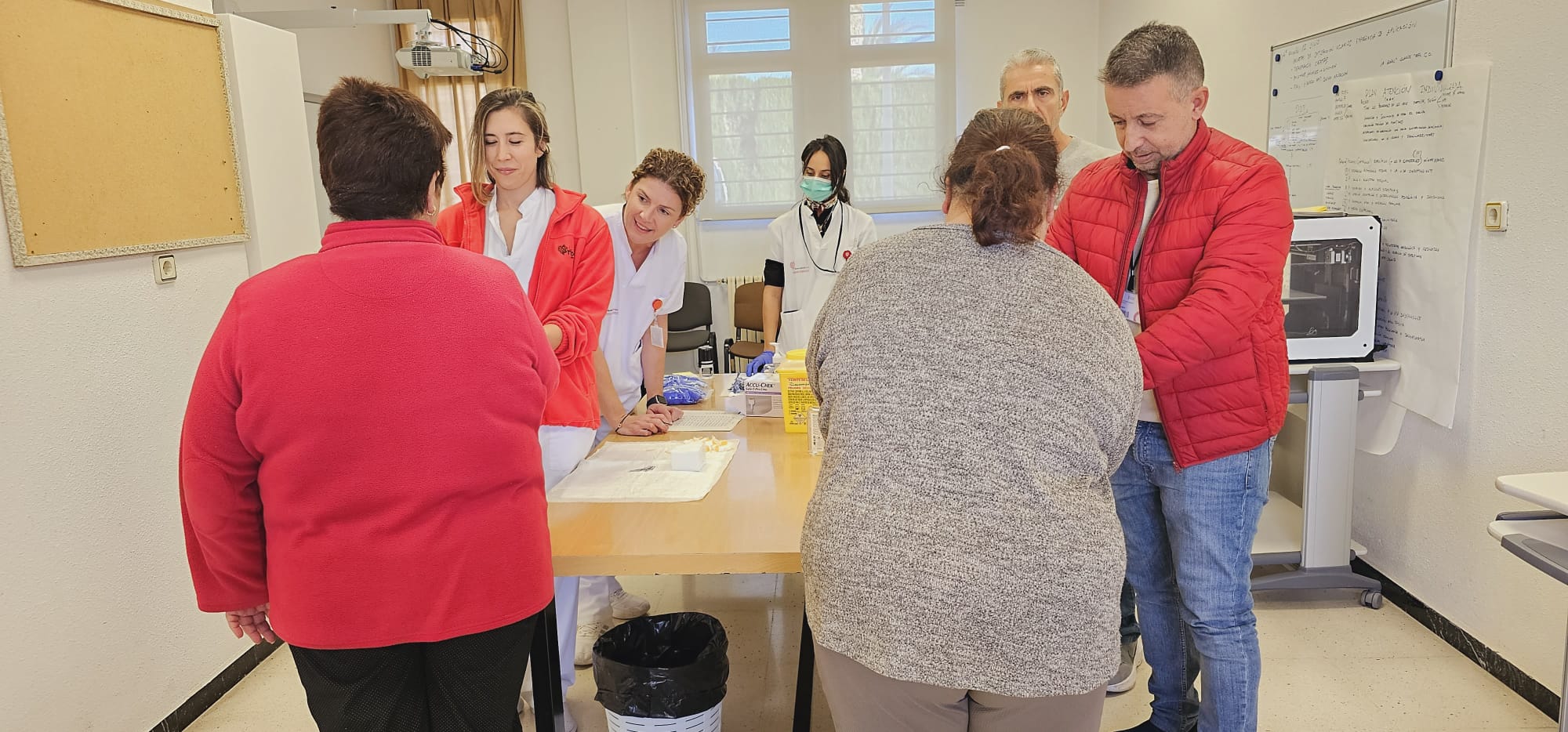 Realización de las pruebas para detectar la diabetes en el centro ocupacional La Tramoia de Elche