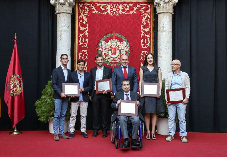 Gonzalo Estefanía en el centro junto con el presidente de la Diputación y el resto de galardonados en los Premios Provincia de Valladolid