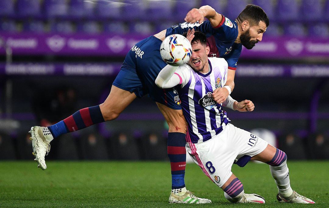 Siovas y Kike Pérez pugnan por un balón en un partido de la presente campaña