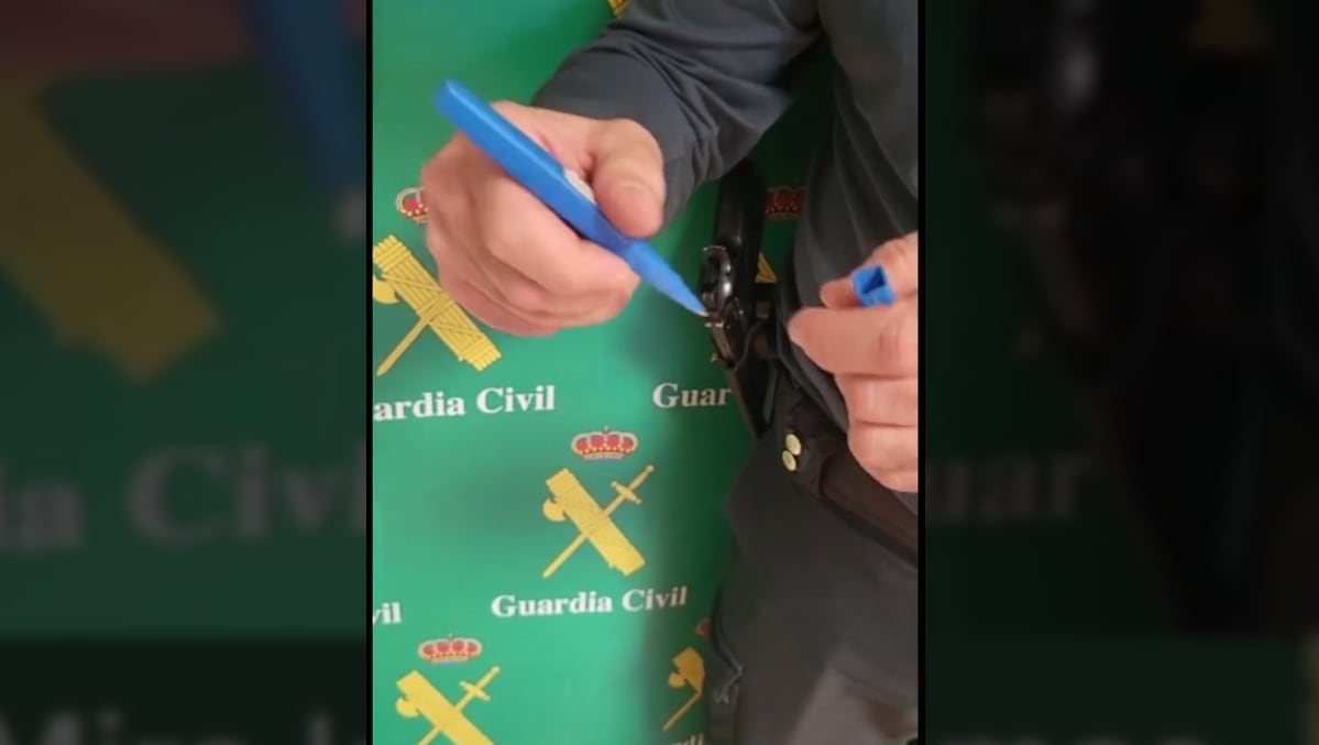 La Guardia CIvil muestra el arma en cuestión.