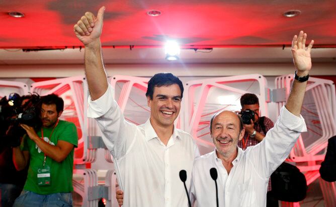 El ganador de la consulta, Pedro Sánchez, junto al actual Secretario General del PSOE, Alfredo Pérez Rubalcaba