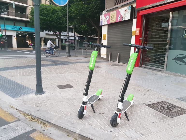 Patinetes eléctricos en la calle Colón este sábado por la mañana