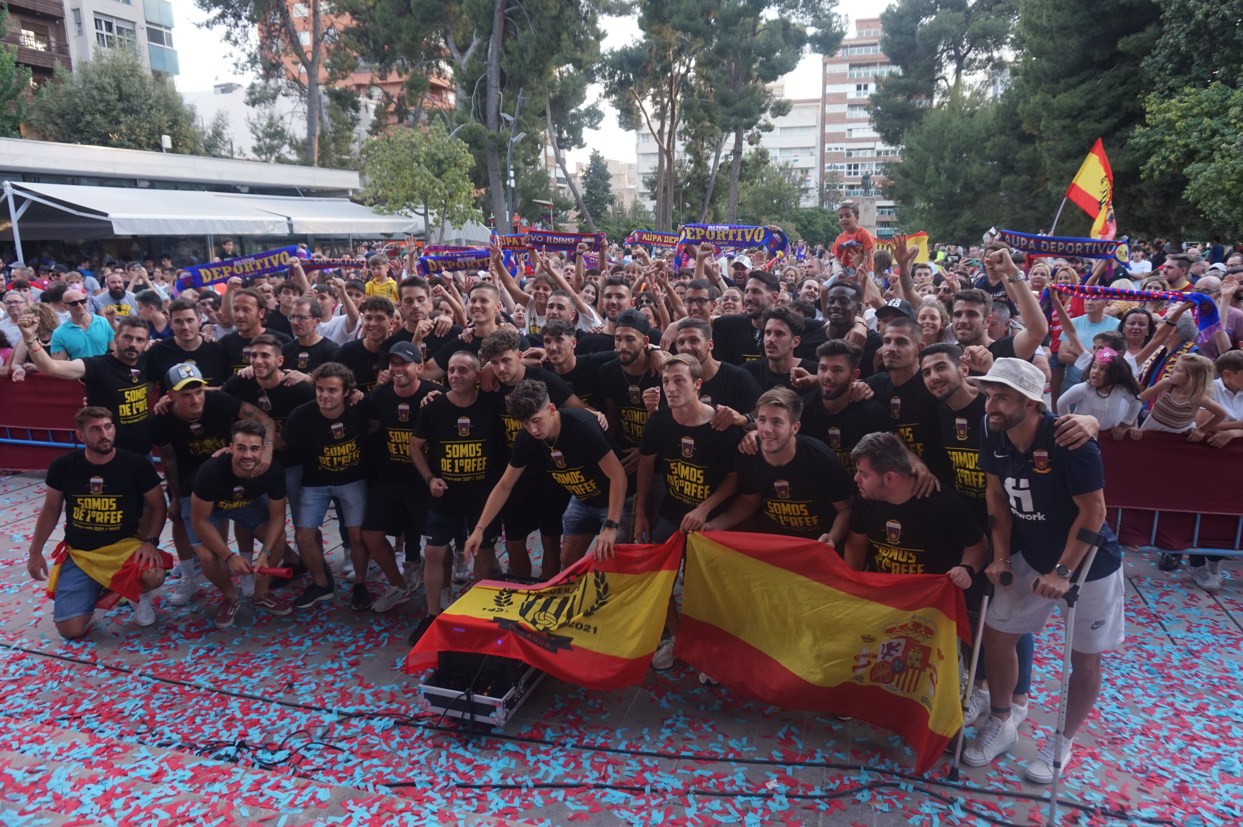 La afición del Eldense se volcó, una vez más con el equipo