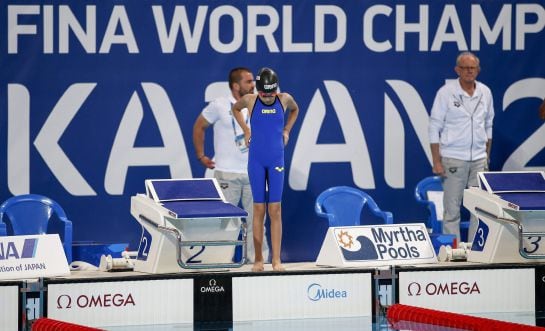 PBK0316 KAZÁN (RUSIA) 07/08/2015.- La nadadora bahreiní de 10 años Alzain Tareq, la más joven de la competición, se prepara para competir en una de las mangas clasificatorias de los 50m mariposa de los Campeonatos del Mundo de natación que se disputan en