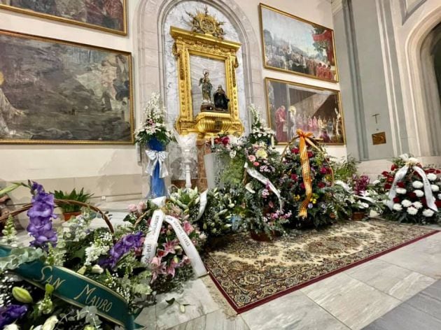 Entidades y devotos realizaron este sábado una ofrenda de flores a la Virgen de los Lirios en la iglesia de San Mauro y San Francisco.