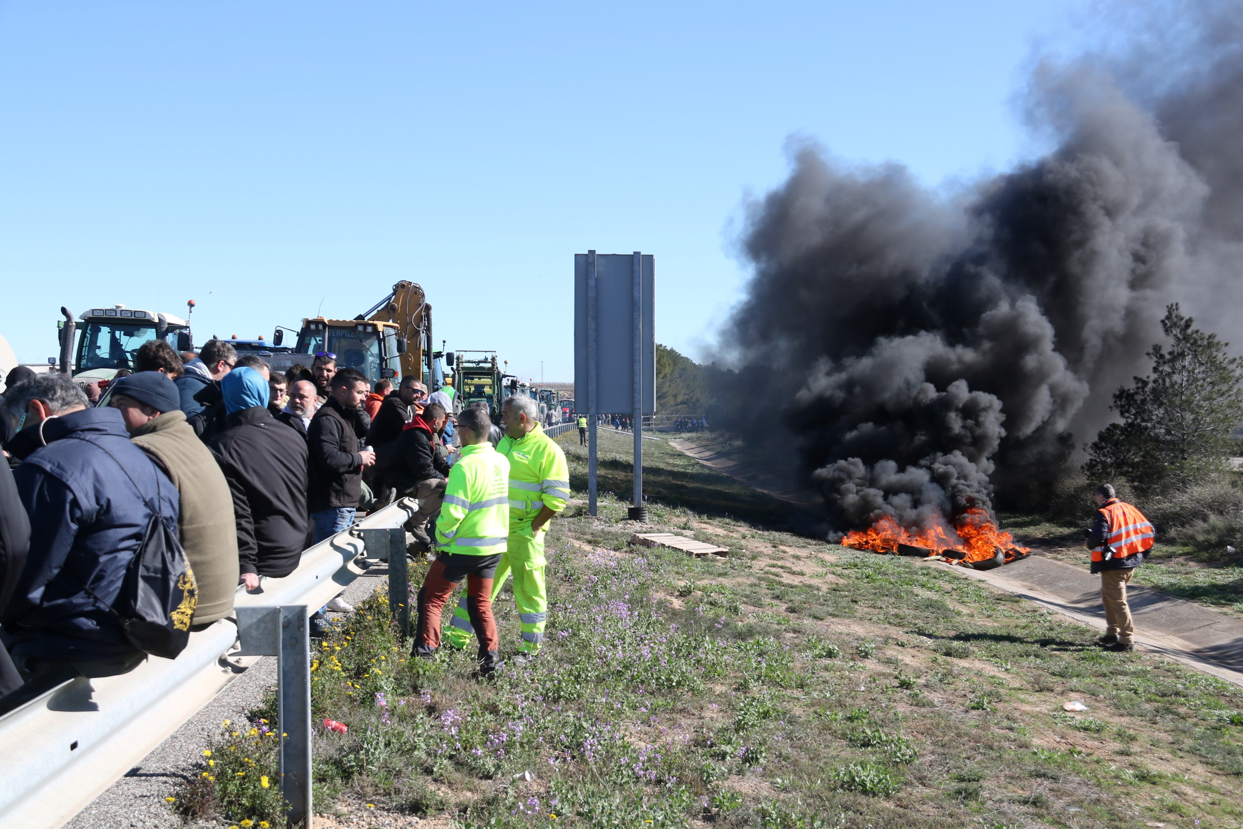 Durant el tall de l'AP-2 a Soses s'ha fet foc amb pneumàtics. Foto: ACN.