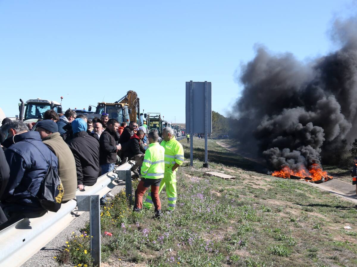 Els pagesos bloquegen l’AP-2 i l’A-2 a Soses i Tàrrega