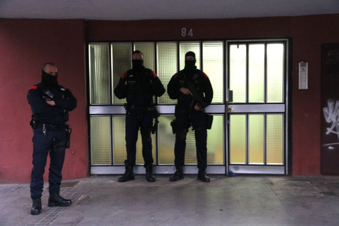 Imatge d&#039;un dels registres en el macrooperatiu contra el tràfic de drogues a Barcelona i l&#039;Àrea Metropolitana. Fotografia de la plaça Telongo Baccio de la capital catalana