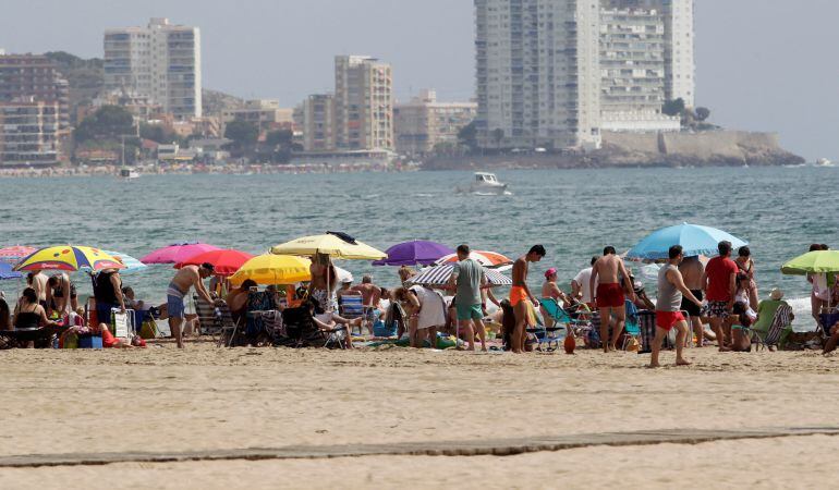 Ya no se podrán colcoar sombrillas cerca del agua en Cullera. REUTERS Heino Kalis