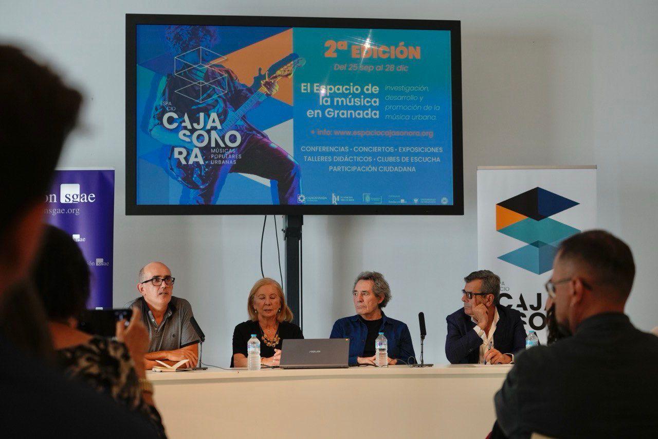 Presentación de una nueva edición del ciclo musical y cultural de Espacio Caja Sonora por la Fundación Miguel Ríos. En la foro, su secretario, Antonio Castro; la presidenta de CajaGranada Fundación, Elena Martín Vilvaldi; el cantante Miguel Ríos; y el concejal de Cultura de Granada, Juan Ramón Ferreira