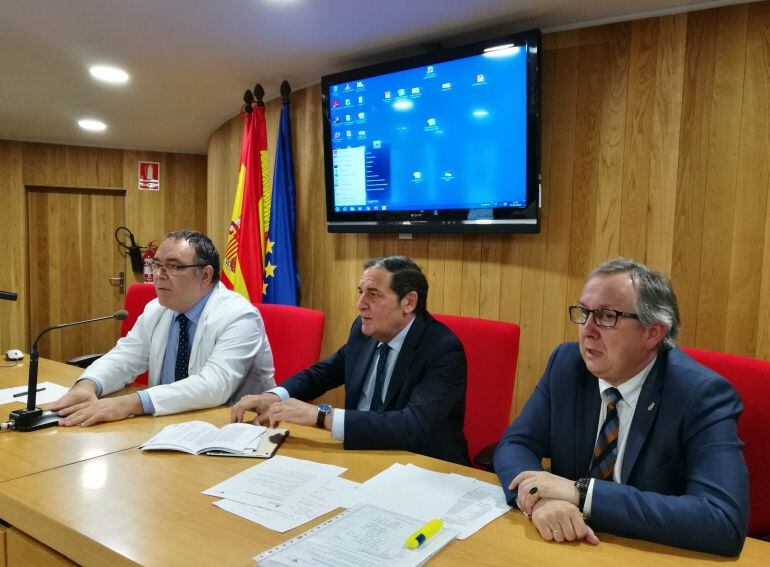 El consejero de Sanidad Antonio María Sáez Aguado (c) junto al delegado territorial Javier López Escobar (d) y el gerente de asistencia sanitaria José Manuel Vicente (i) durante una de las reuniones mantenidas con los profesionales del Hospital de Segovia