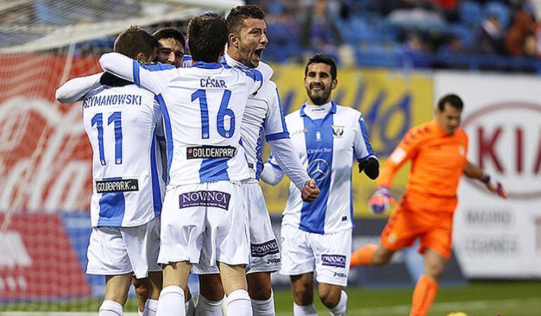 Los jugadores del C.D. Leganés celebran el gol de Omar Ramos ante el Real Oviedo C.F.