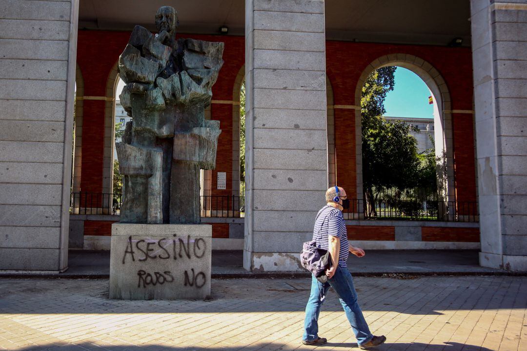 Transeúntes caminan al lado de la estatua del que fuera presidente del Gobierno en la República, el socialista Francisco Largo Caballero, ubicada en Nuevos Ministerios, que el pasado 10 de octubre apareció con las pintadas de &#039;Asesino&#039; y &#039;Rojos no&#039;.