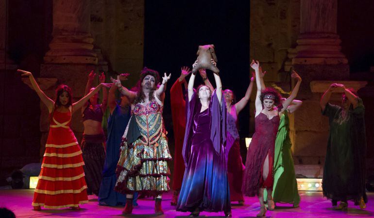 Un momento del pase gáfico de la obra "Lisístrata" de Aristófanes