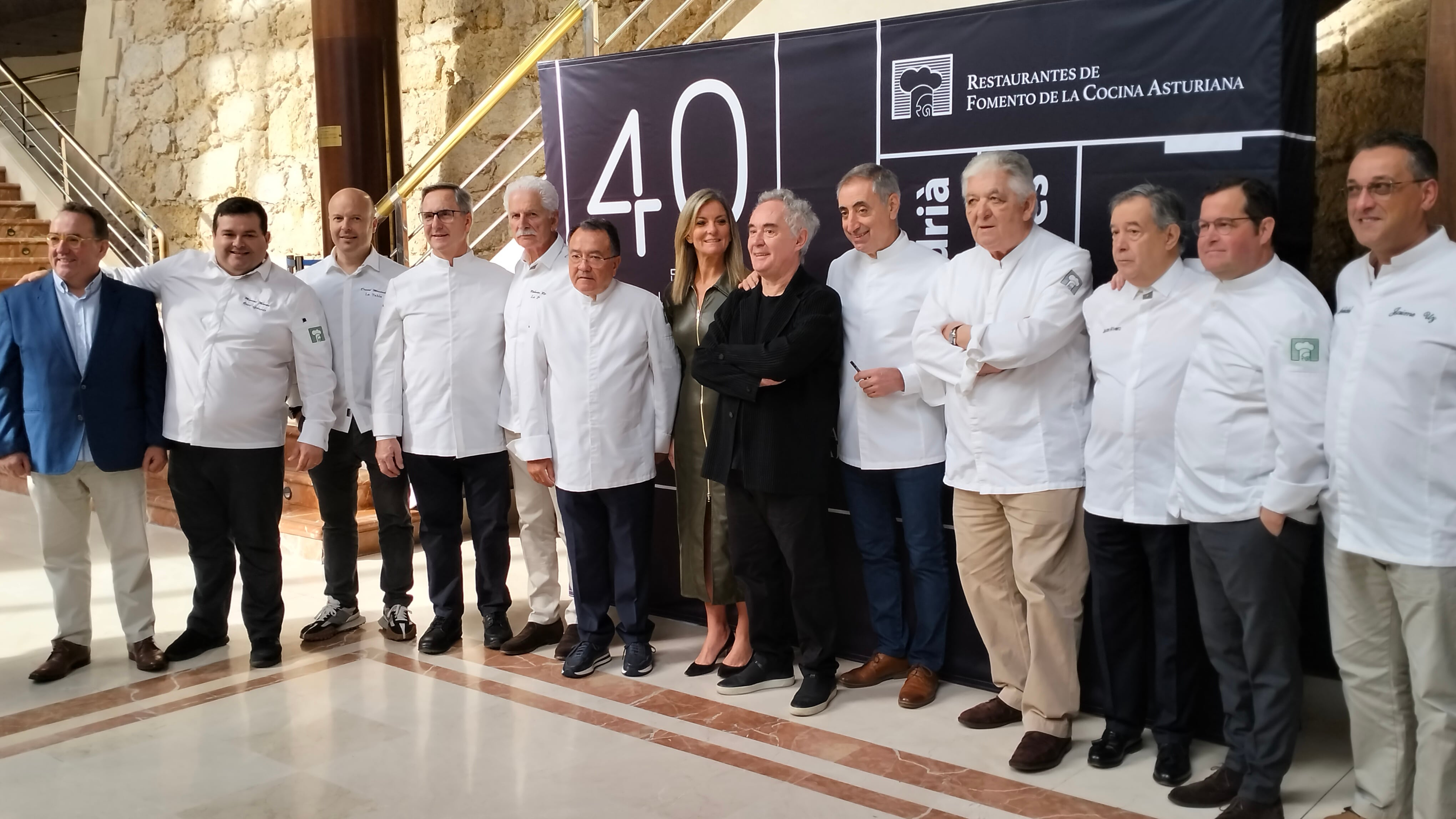 Ferrán Adriá posa con los cocineros miembros de Fomento de la Cocina Asturianas y la Viceconsejera de Turismo, Graciela Blanco