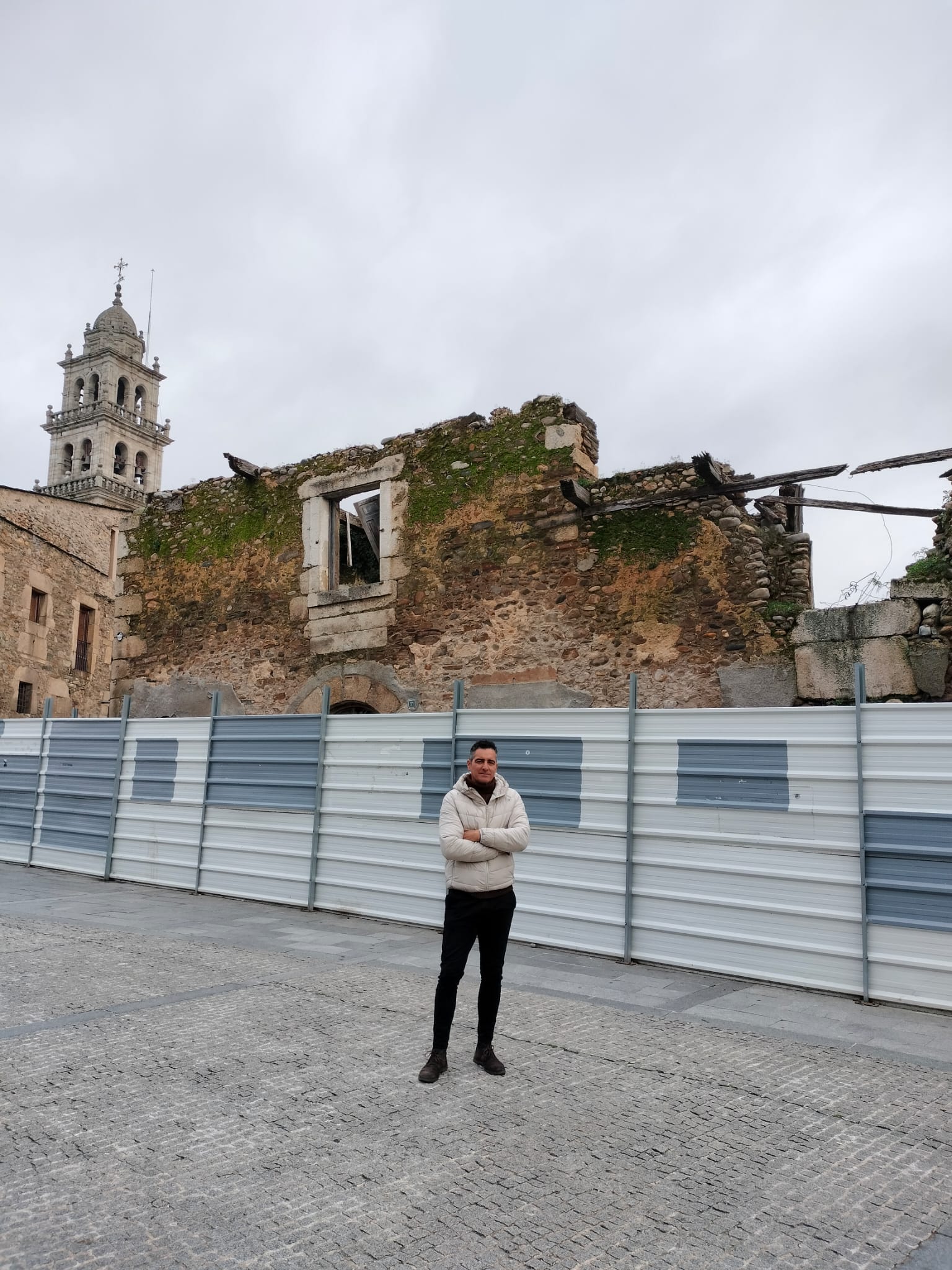 El concejal Roberto Mendo frente a las viviendas en ruinas