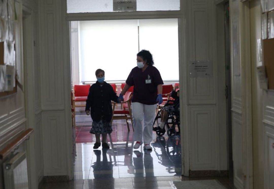 Anciana y cuidadora en una residencia