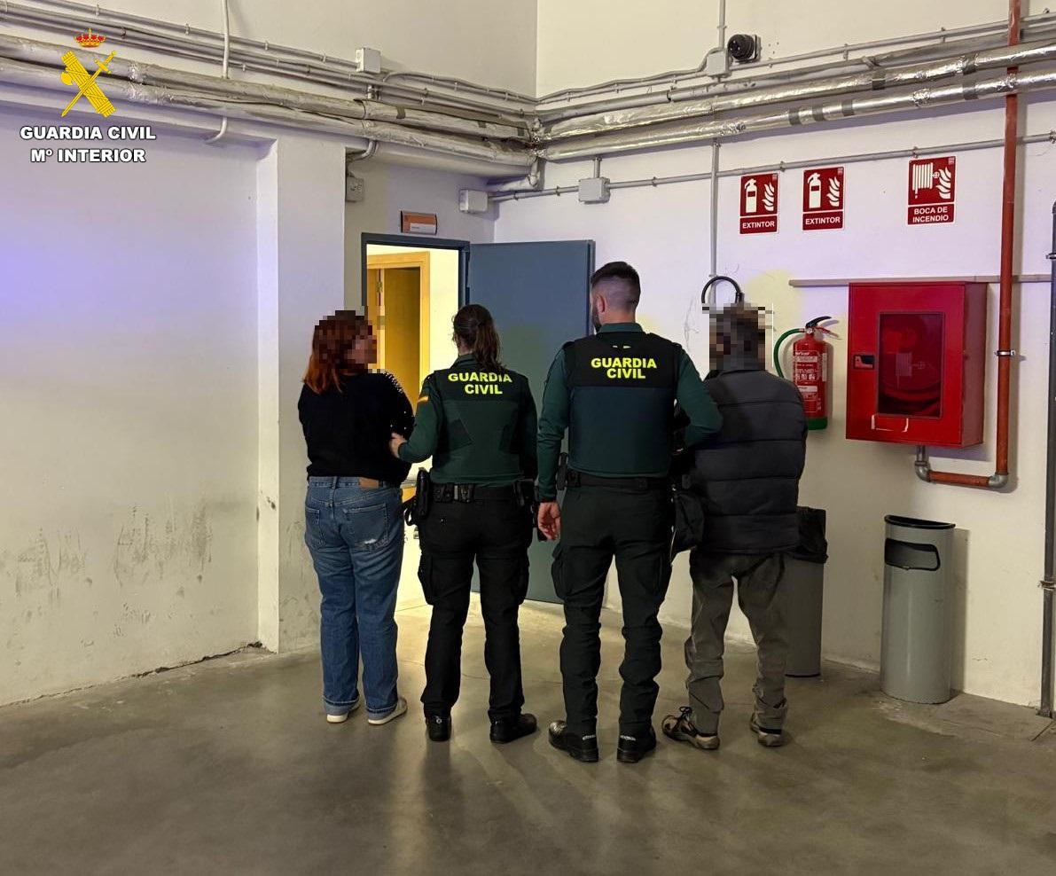 Detenidas dos personas por ocupar una vivienda en Herradón de Pinares (Ávila).Guardia Civil