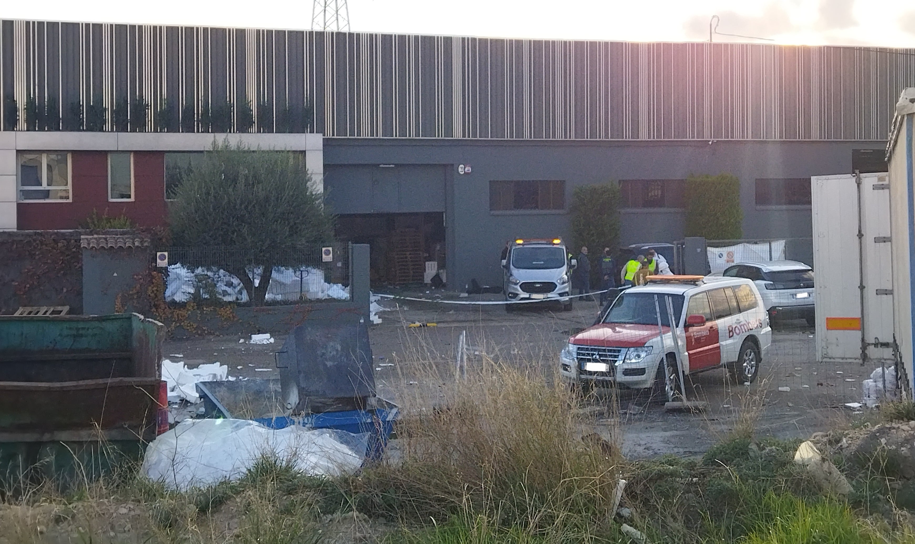 Momentos antes del levantamiento de uno de los tres cadáveres en la fábrica de Ibi.