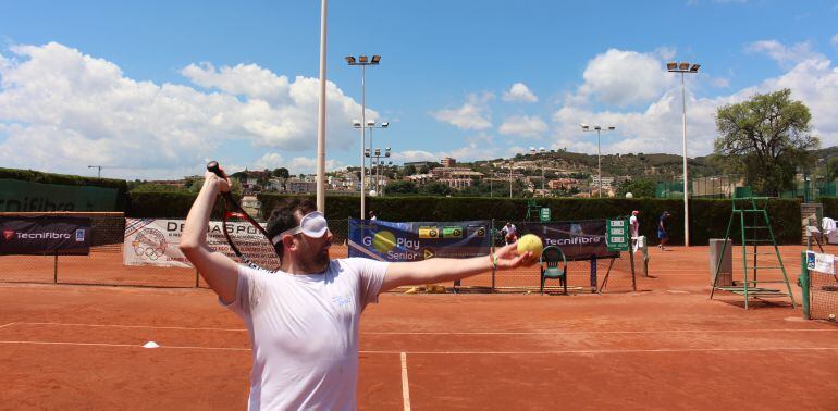 Alex, un jugador de SoundTennis prepara un saque durante el evento organizado por la academia en Barcelona