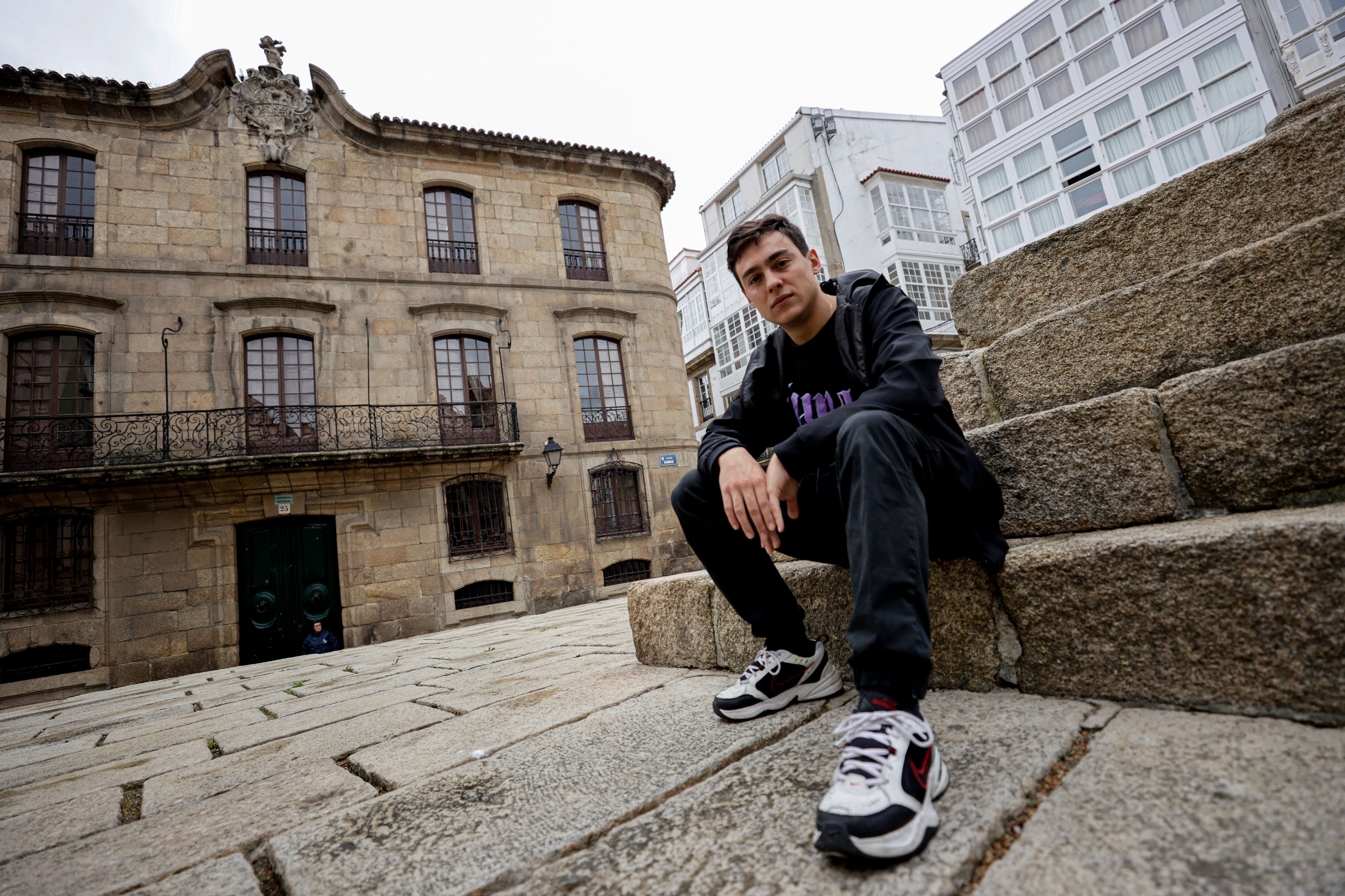 A CORUÑA, 04/05/23.- Martín Represa, alumno de la Universidad de A Coruña, posa para EFE a los pies de la Casa Cornide, en manos de los herederos del dictador Franco, una cuestión que centra un proyecto que utiliza el &#039;koruño&#039; como recurso para calar entre los más jóvenes: &quot;El Franco se la regaló a la ja, neno&quot;, dicen. EFE/Cabalar
