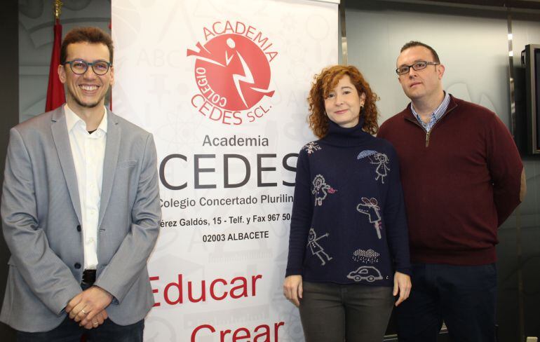 Javier David Panadero, secretario de CEDES; Mari Ángeles Martínez, concejal de Educación y Francisco Tárraga, director de CEDES