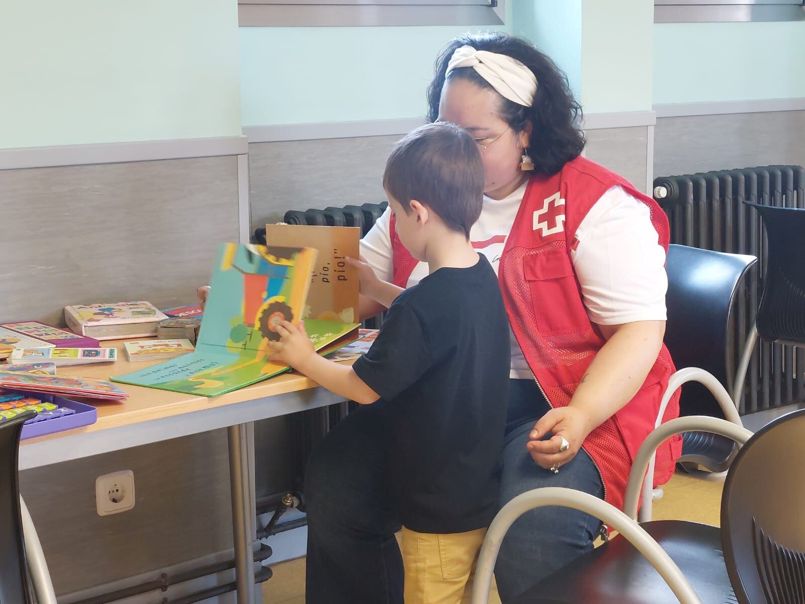 Carolina Silva durante la actividad con los niños de Afadic.