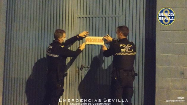 Agentes precintando el local