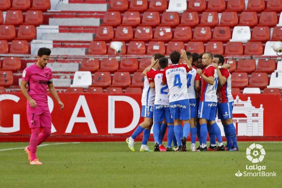 Los jugadores rojiblancos celebran el primer gol ante el Málaga