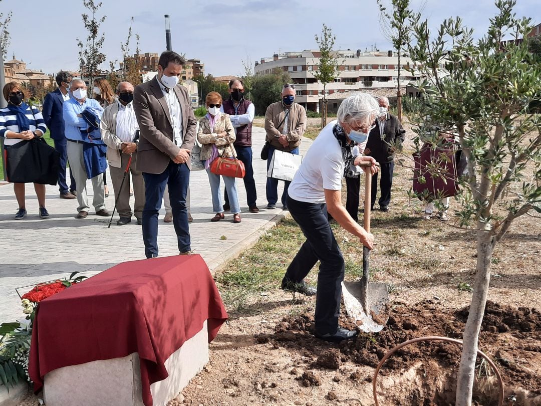 Plantación de un olivo en el Parque del Queiles de Tudela en recuerdo de los fallecidos por la Covid19