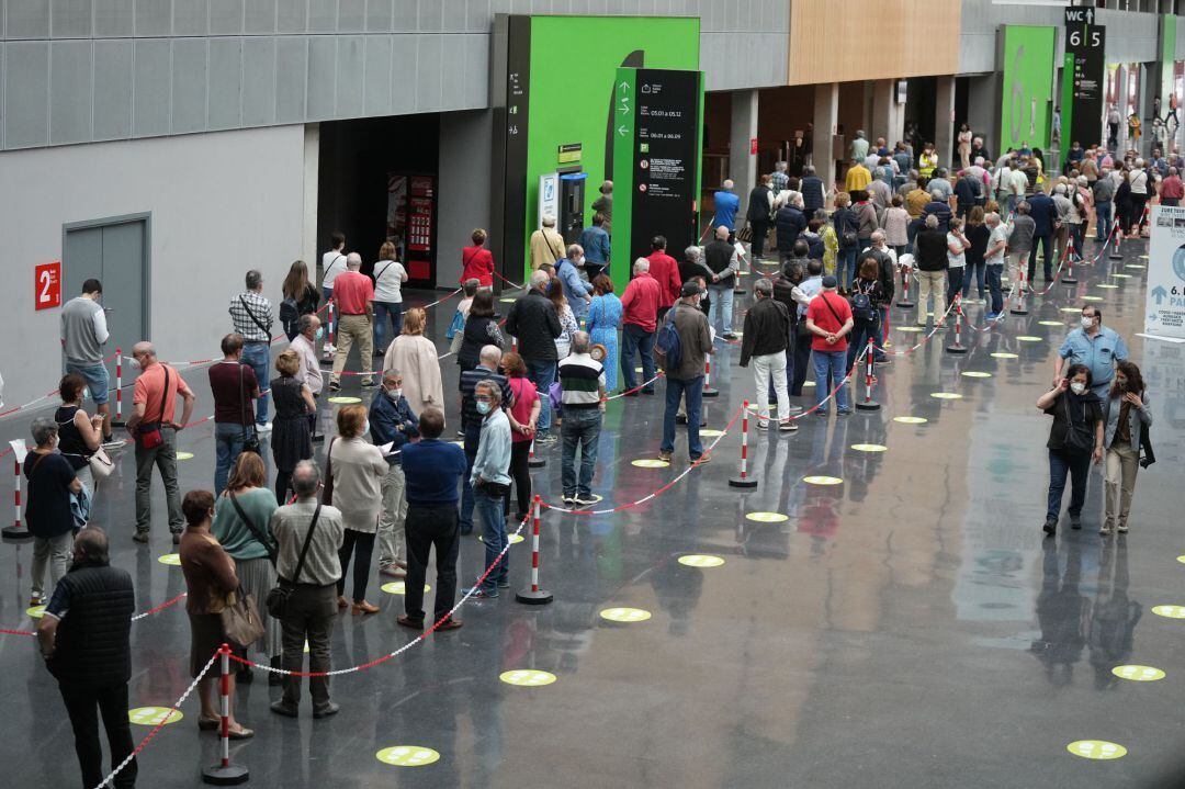 Varias personas hacen cola para recibir la vacuna contra el COVID-19 en el Bilbao Exhibition Center (BEC) de Barakaldo