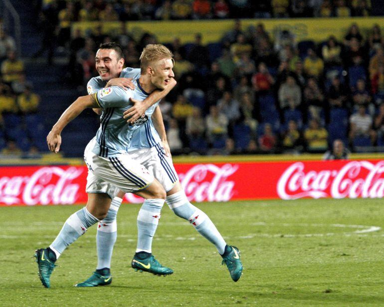 El delantero danés del Celta de Vigo, Daniel Wass (d) celebra con su compañero, Iago Aspas (i) su tanto ante la UD Las Palmas durante el partido de la décima jornada de Liga en Primera División