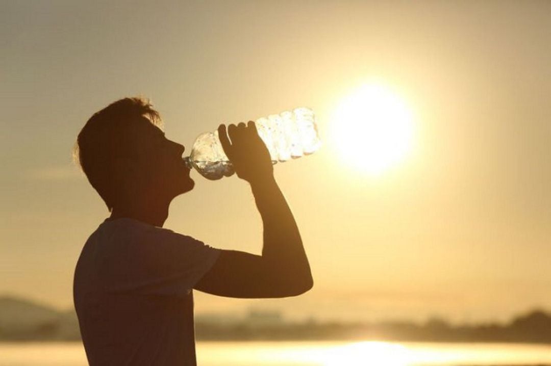 Un hombre, bebiendo agua