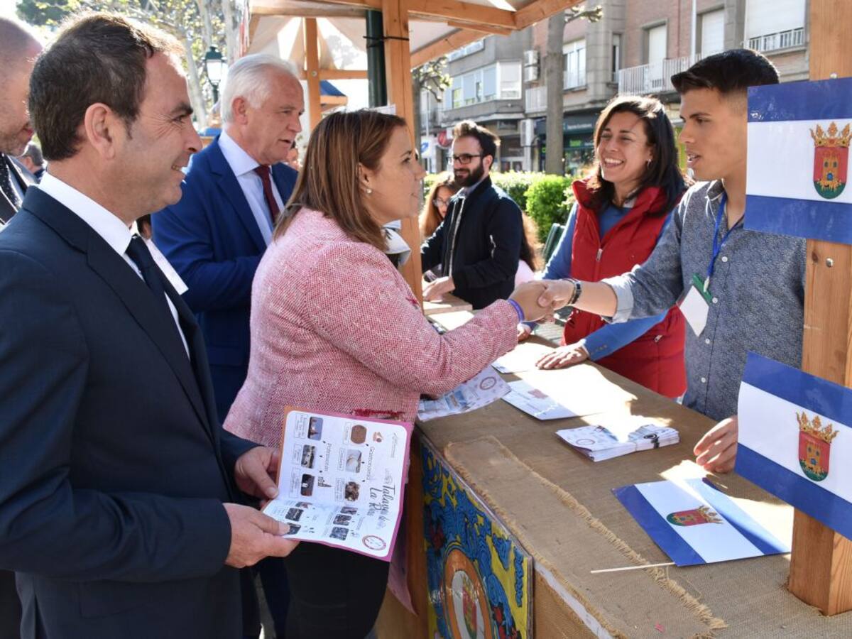 La consejera de Fomento asiste a la II Feria de Turismo Accesible que organiza el colegio Madre de la Esperanza