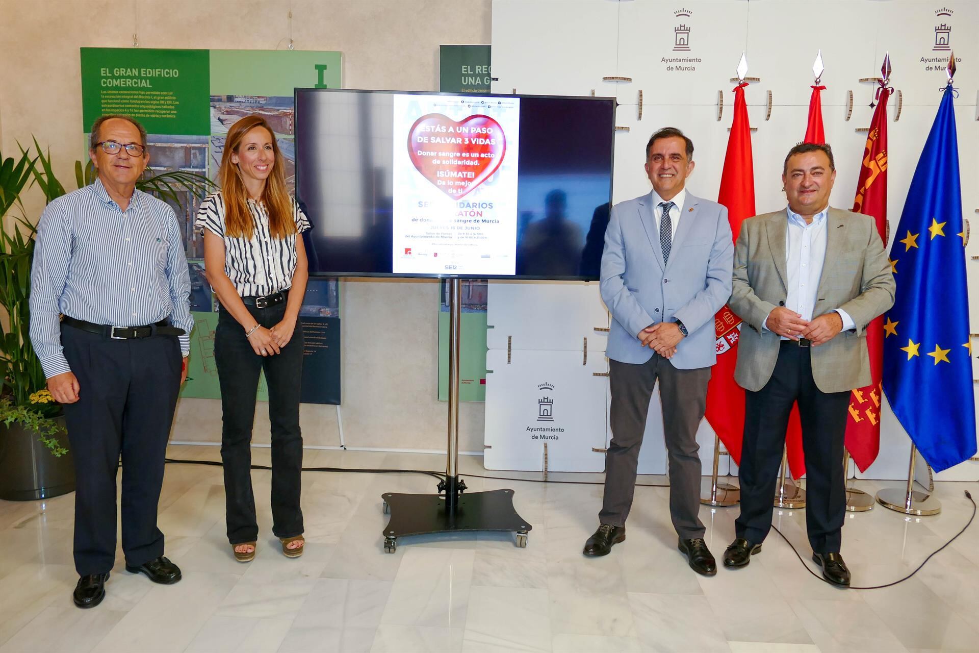 De izquierda a derecha, el doctor Vicente Vicente, director del Centro Regional de Hemodonación; la concejala de Salud, Esther Nevado; el alcalde de Murcia, José Antonio Serrano; y el director de la Cadena SER en la Región de Murcia, Domingo Camacho