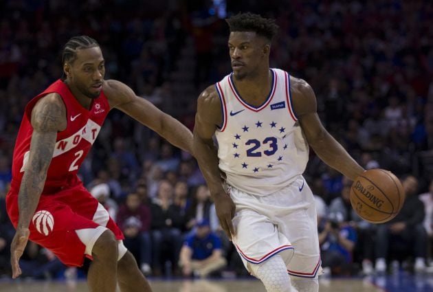 Jimmy Butler trata de marcharse de Kawhi Leonard durante los Playoffs