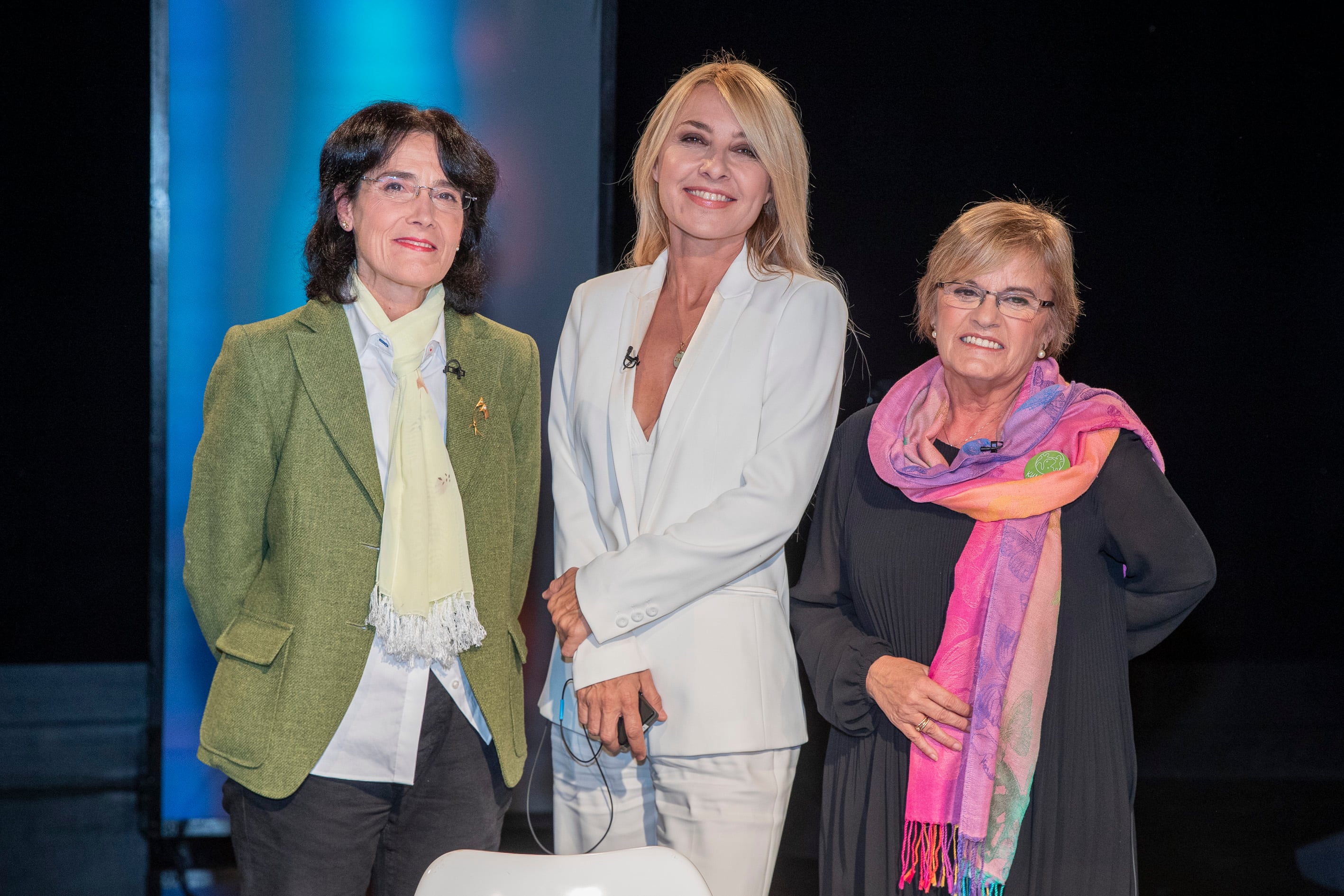 La profesora de la UBU, Ana García-Arroyo (izda) junto a la presentadora de Versión Española, Cayetana Guillén Cuervo