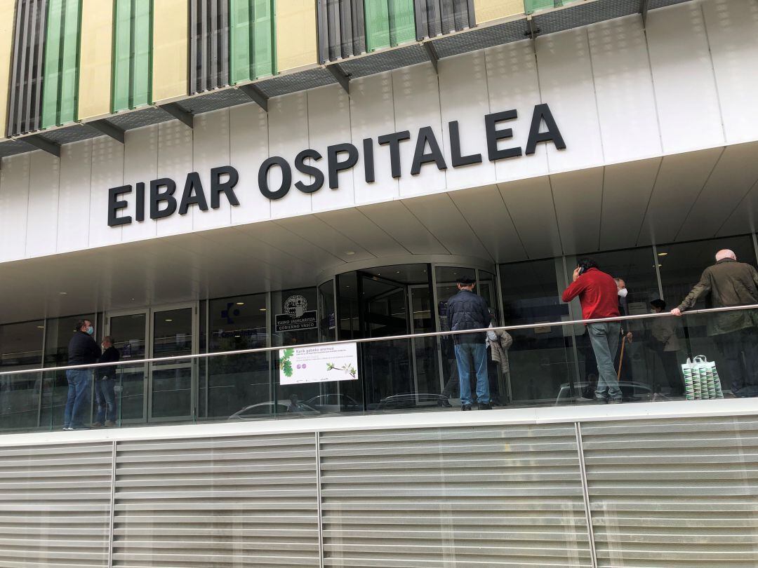 Cola en la puerta del hospital de Eibar, con motivo de la administración de vacunas 